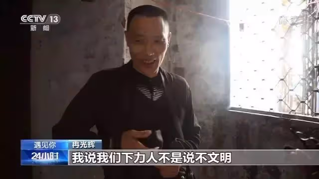 「扛的是家計，牽的是未來！」當年工人父「搬重物帶娃照」一夕爆紅　「10年後近況曝」以兒子為傲