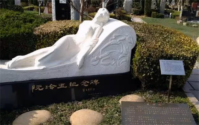 她曾紅透中國半邊天，25歲含恨自殺，30萬人送葬，葬禮上7人殉情