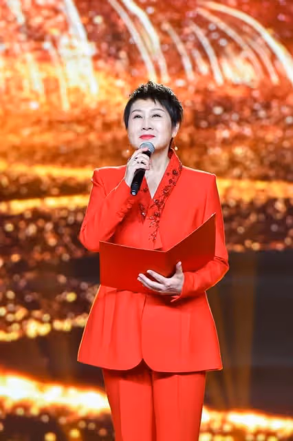 百花迎春女星爭艷!趙雅芝秀鎖骨,張凱麗身材消瘦,楊冪美腿吸睛