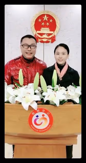 尹相傑妻子慶結婚一周年,公開唯美婚紗照,連換4套禮服身姿婀娜