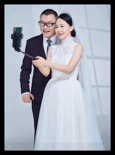 尹相傑妻子慶結婚一周年,公開唯美婚紗照,連換4套禮服身姿婀娜