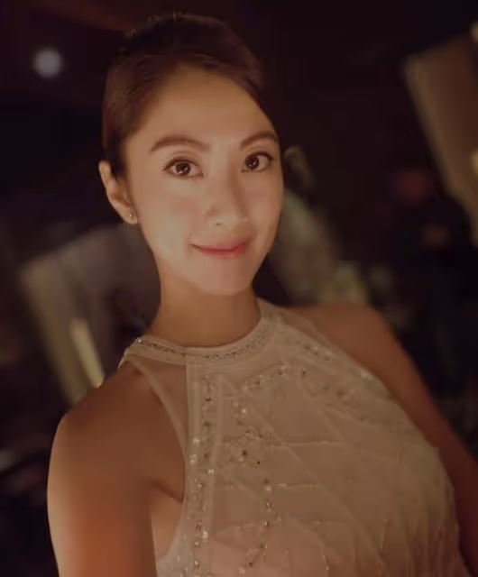 恭喜！TVB人氣女星疑被求婚成功，港媒曝與圈外中年大叔已秘戀3年