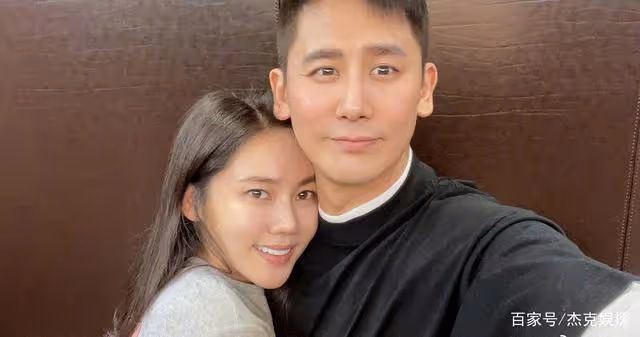 於曉光秋瓷炫曬新年合照，甜蜜擁抱秀恩愛，粉絲留言勸離婚太掃興