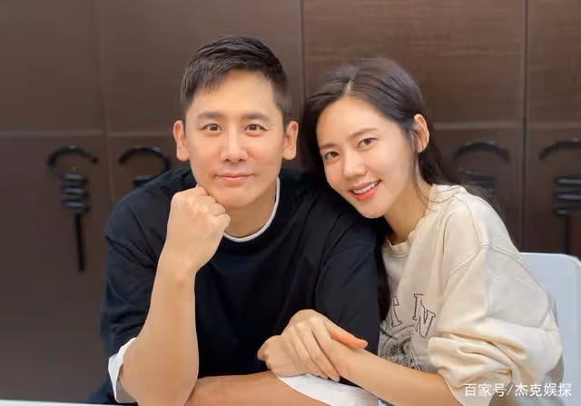 於曉光秋瓷炫曬新年合照,甜蜜擁抱秀恩愛,粉絲留言勸離婚太掃興