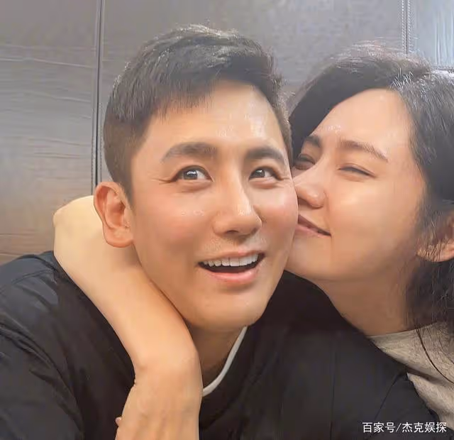 於曉光秋瓷炫曬新年合照,甜蜜擁抱秀恩愛,粉絲留言勸離婚太掃興