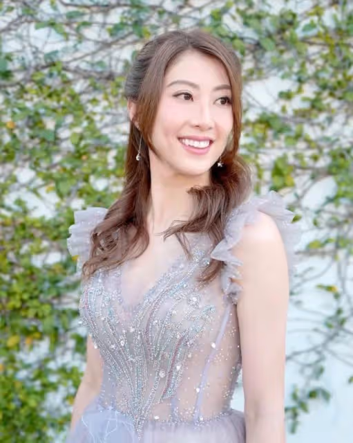 恭喜！TVB人氣女星疑被求婚成功，港媒曝與圈外中年大叔已秘戀3年