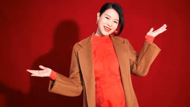 胡杏兒新劇殺青後回農村過年,一家五口其樂融融,丈夫親自貼春聯