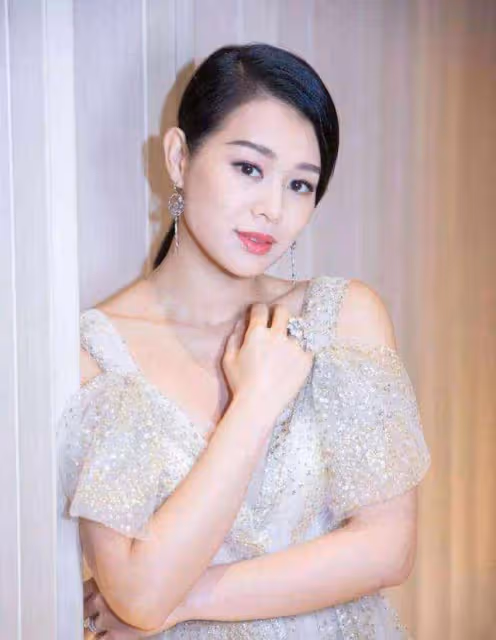 胡杏兒新劇殺青後回農村過年,一家五口其樂融融,丈夫親自貼春聯