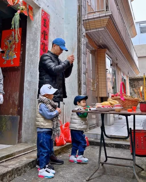 胡杏兒新劇殺青後回農村過年,一家五口其樂融融,丈夫親自貼春聯