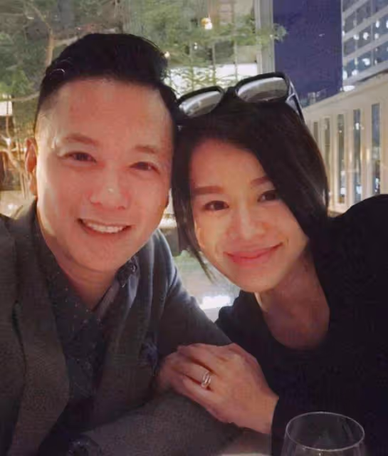 胡杏兒新劇殺青後回農村過年,一家五口其樂融融,丈夫親自貼春聯