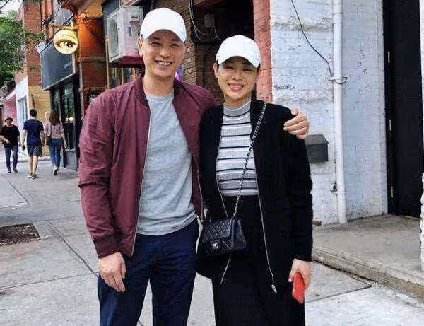 胡杏兒新劇殺青後回農村過年,一家五口其樂融融,丈夫親自貼春聯
