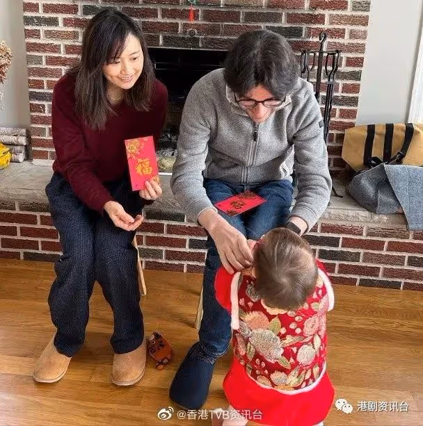 姚焯菲公開得意童年照賀虎年！陳法拉晨旱派利是