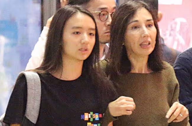 柏安妮與女兒慶新年,息影29年轉行做心理學家,18歲愛女甜美可人