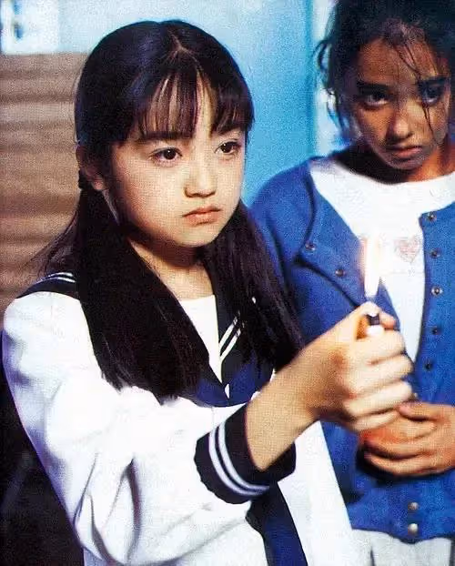 安達佑實 幼年被逼精神病 初戀變繼父 五歲鑲假牙 下嫁搞笑藝人遭背叛