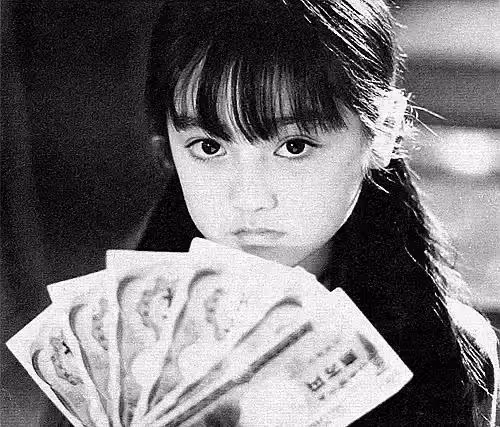 安達佑實 幼年被逼精神病 初戀變繼父 五歲鑲假牙 下嫁搞笑藝人遭背叛