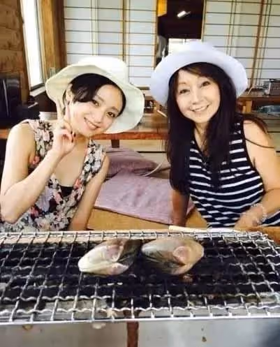 安達佑實 幼年被逼精神病 初戀變繼父 五歲鑲假牙 下嫁搞笑藝人遭背叛
