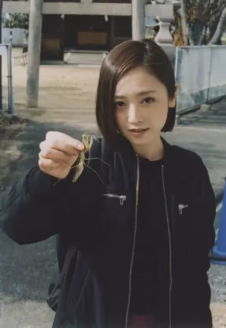 安達佑實 幼年被逼精神病 初戀變繼父 五歲鑲假牙 下嫁搞笑藝人遭背叛
