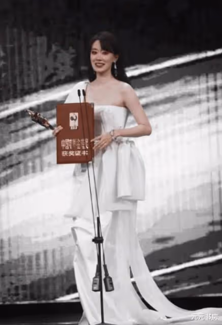 曾經賤命的小演員,如今翻身大女主,真是應了「莫欺少年窮」