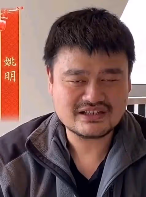 姚明發拜年視頻鬍子拉碴,把網友「嚇」了一跳,到底發生了什麼?