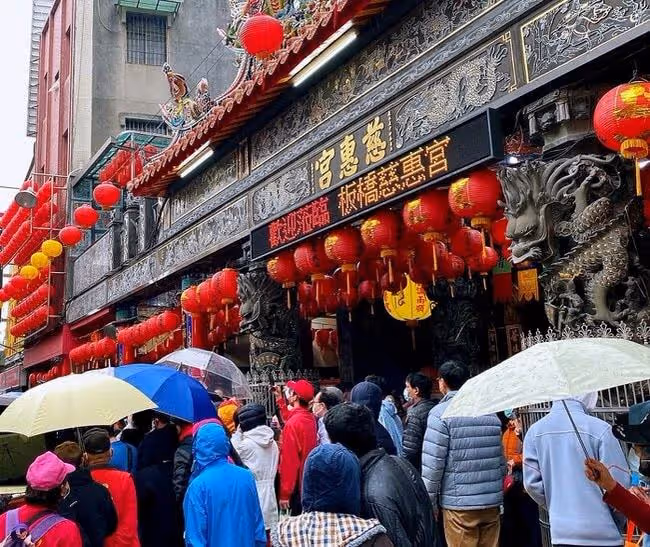 郭台銘攜全家祭祖,穿廟裡服飾乘60多萬保姆車,12歲女兒氣質出眾