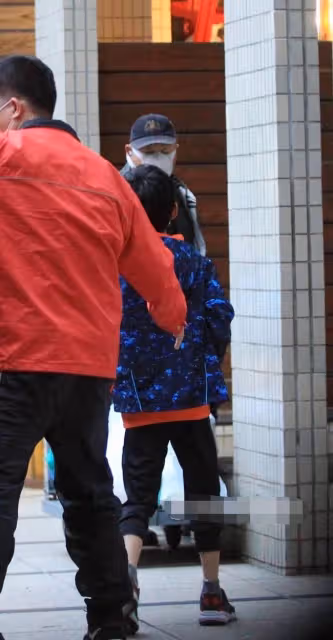 郭台銘攜全家祭祖,穿廟裡服飾乘60多萬保姆車,12歲女兒氣質出眾