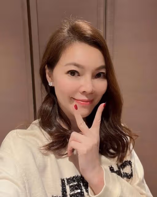 郭台銘攜全家祭祖,穿廟裡服飾乘60多萬保姆車,12歲女兒氣質出眾