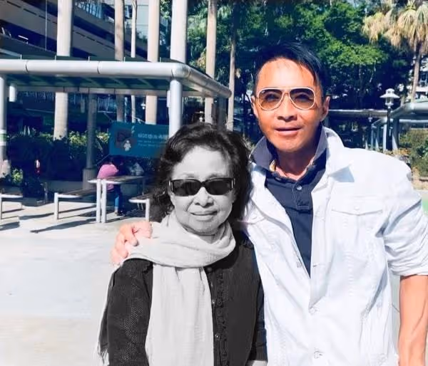 香港小虎隊男星悲痛報喪！83歲癌母不幸病逝，遺憾未能見最後一面