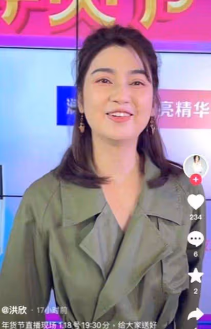 洪欣新年曬一家四口合照,老公張丹峰罕見出鏡,22歲兒子越發帥氣
