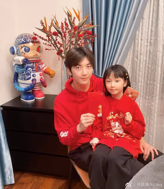 洪欣新年曬一家四口合照,老公張丹峰罕見出鏡,22歲兒子越發帥氣