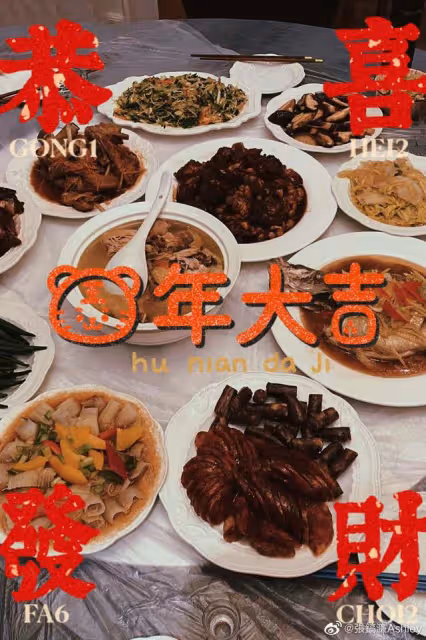 洪欣新年曬一家四口合照,老公張丹峰罕見出鏡,22歲兒子越發帥氣