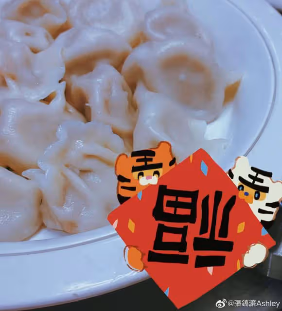 洪欣新年曬一家四口合照,老公張丹峰罕見出鏡,22歲兒子越發帥氣