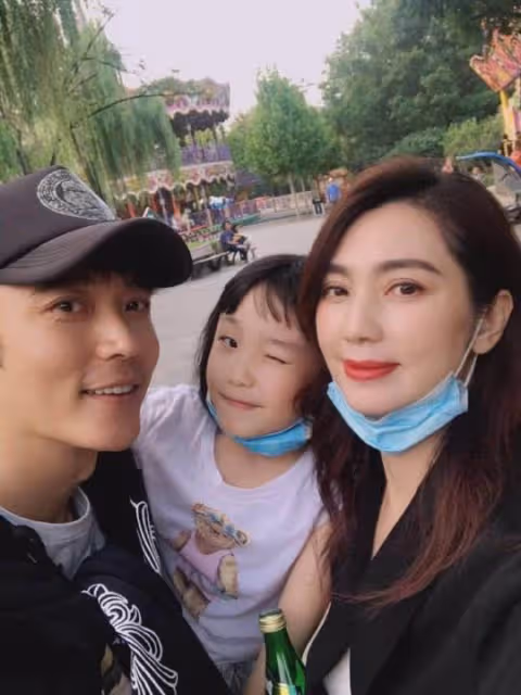 洪欣新年曬一家四口合照,老公張丹峰罕見出鏡,22歲兒子越發帥氣