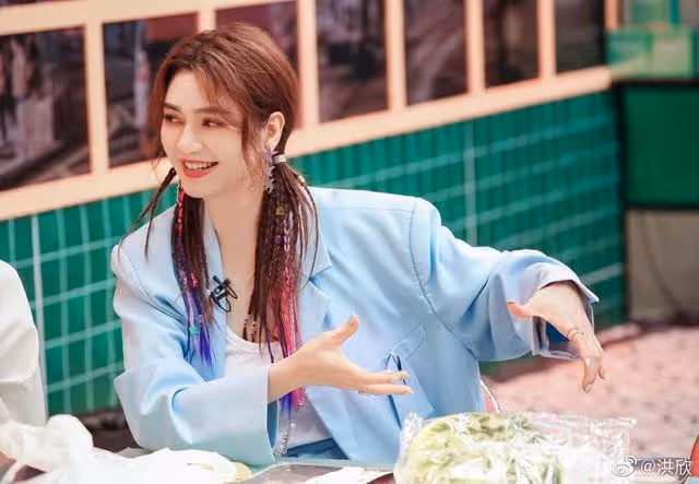 洪欣新年曬一家四口合照,老公張丹峰罕見出鏡,22歲兒子越發帥氣