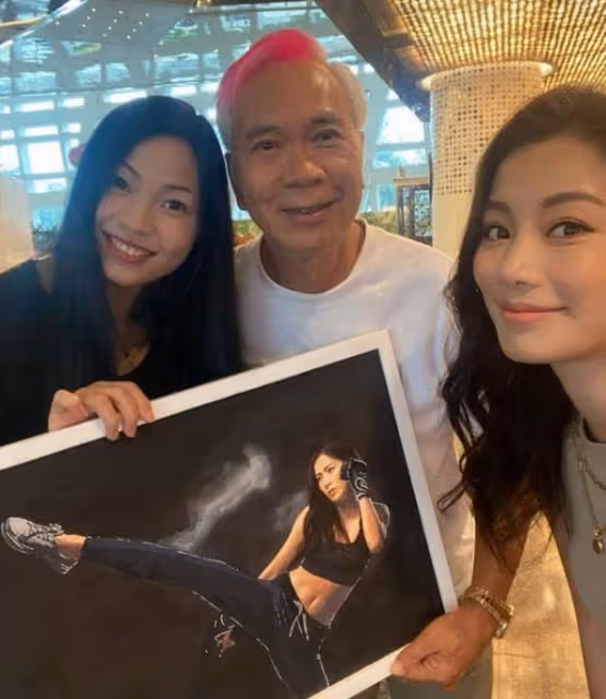 李龍基與小28歲嬌妻同框賀新春,力證婚姻穩定,他一頭白髮搶鏡