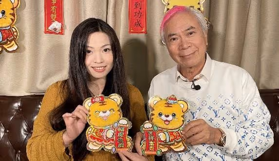 李龍基與小28歲嬌妻同框賀新春,力證婚姻穩定,他一頭白髮搶鏡