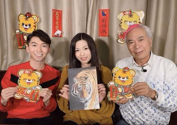 李龍基與小28歲嬌妻同框賀新春,力證婚姻穩定,他一頭白髮搶鏡