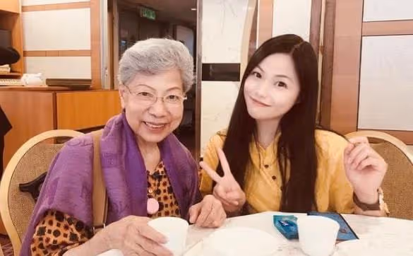 李龍基與小28歲嬌妻同框賀新春,力證婚姻穩定,他一頭白髮搶鏡