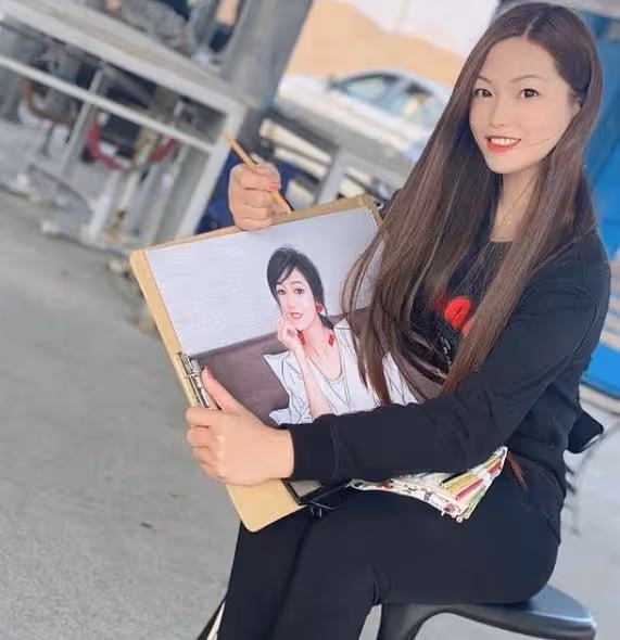 李龍基與小28歲嬌妻同框賀新春,力證婚姻穩定,他一頭白髮搶鏡