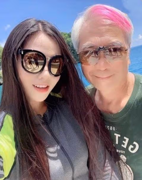 李龍基與小28歲嬌妻同框賀新春,力證婚姻穩定,他一頭白髮搶鏡
