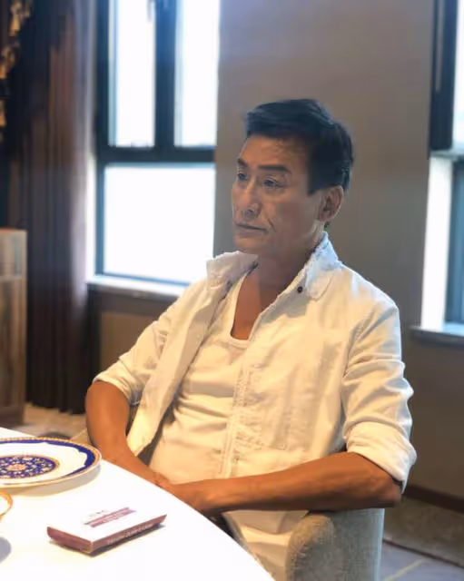 64歲梁家輝攜全家內地過新年,緊摟妻子顯甜蜜,倆女兒長腿矚目
