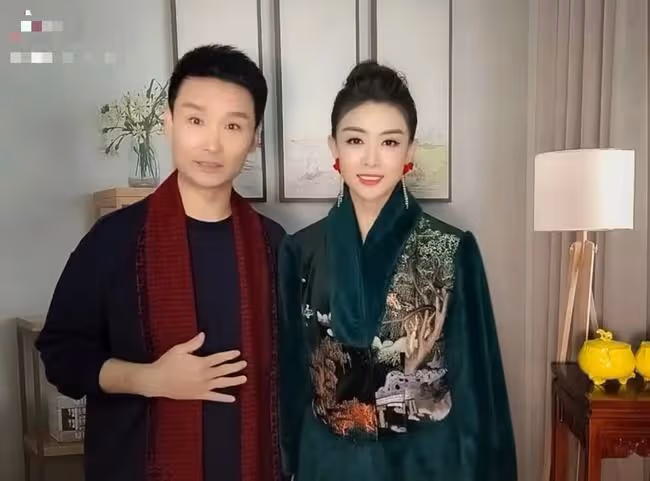 劉和剛攜妻兒豪宅內拜年!世姐妻子盛裝如少女,一雙兒女神似爸