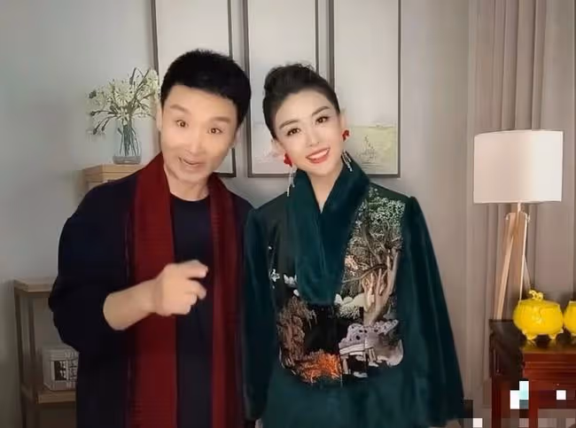 劉和剛攜妻兒豪宅內拜年!世姐妻子盛裝如少女,一雙兒女神似爸