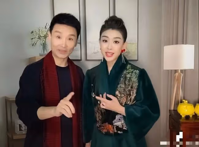 劉和剛攜妻兒豪宅內拜年!世姐妻子盛裝如少女,一雙兒女神似爸