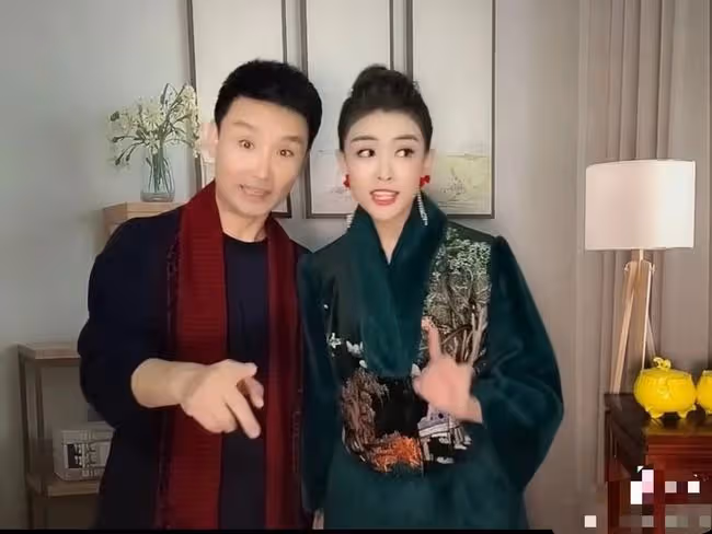 劉和剛攜妻兒豪宅內拜年!世姐妻子盛裝如少女,一雙兒女神似爸