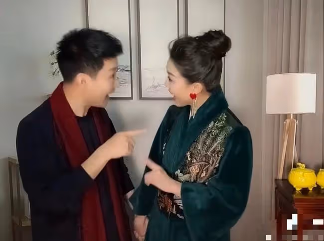 劉和剛攜妻兒豪宅內拜年!世姐妻子盛裝如少女,一雙兒女神似爸