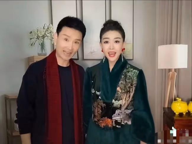 劉和剛攜妻兒豪宅內拜年!世姐妻子盛裝如少女,一雙兒女神似爸