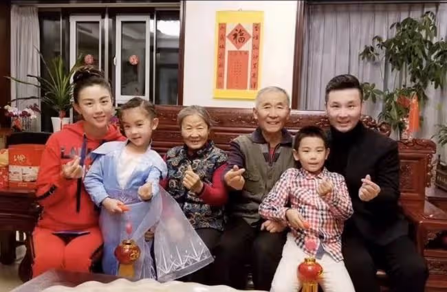 劉和剛攜妻兒豪宅內拜年!世姐妻子盛裝如少女,一雙兒女神似爸