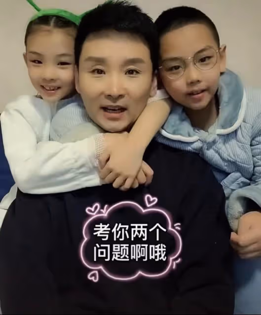 劉和剛攜妻兒豪宅內拜年!世姐妻子盛裝如少女,一雙兒女神似爸