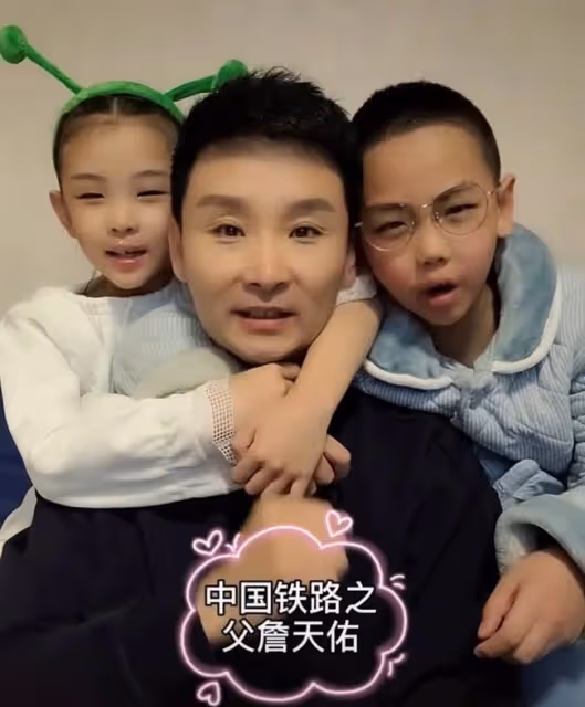 劉和剛攜妻兒豪宅內拜年!世姐妻子盛裝如少女,一雙兒女神似爸