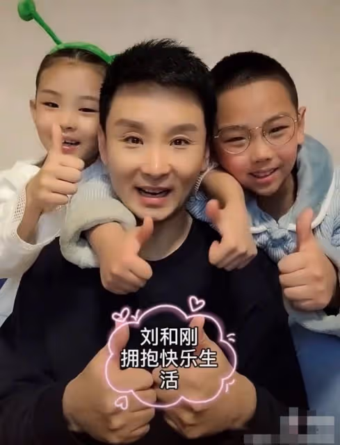 劉和剛攜妻兒豪宅內拜年!世姐妻子盛裝如少女,一雙兒女神似爸